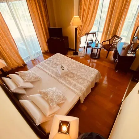 Vela Restaurant Hotel *